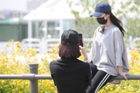 더워진 날씨에 가벼워진 옷차림