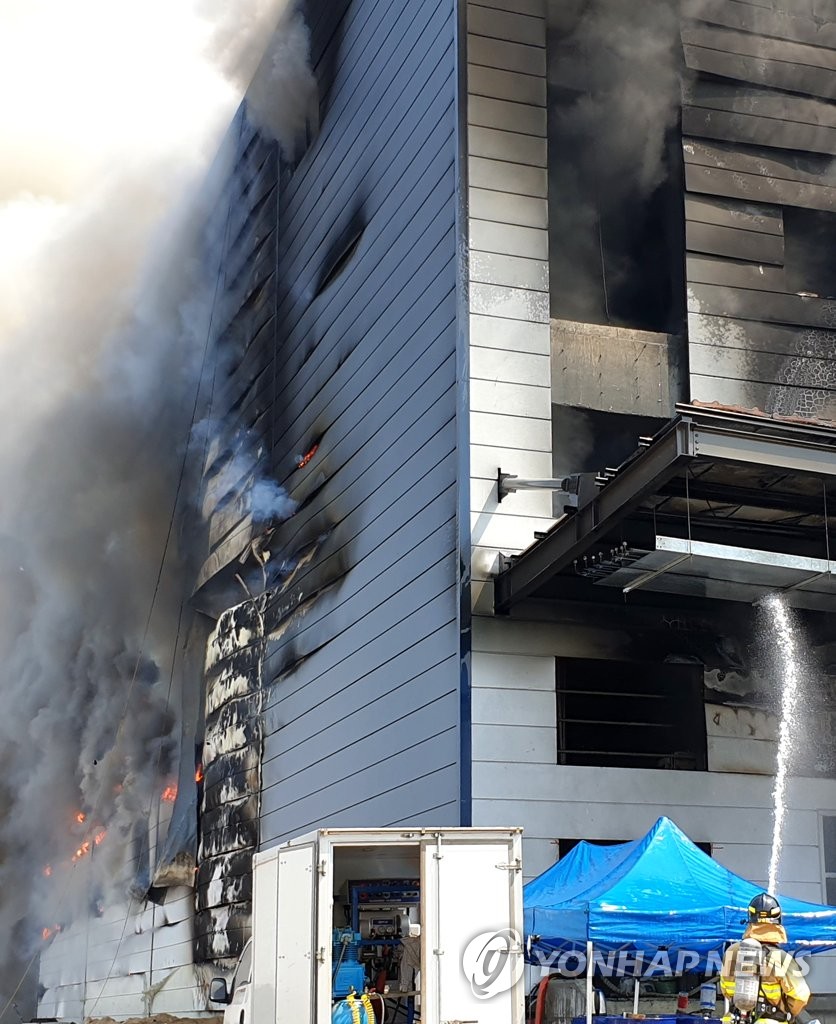 A firefighting operation is under way at a warehouse construction site in Icheon, Gyeonggi Province, on April 29, 2020. (Yonhap)