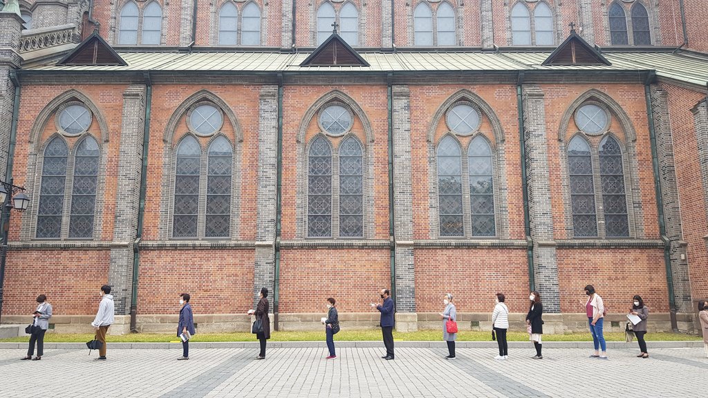 People form a line with space between them at a Catholic church in central Seoul on May 3, 2020, amid the new coronavirus pandemic. (Yonhap)
