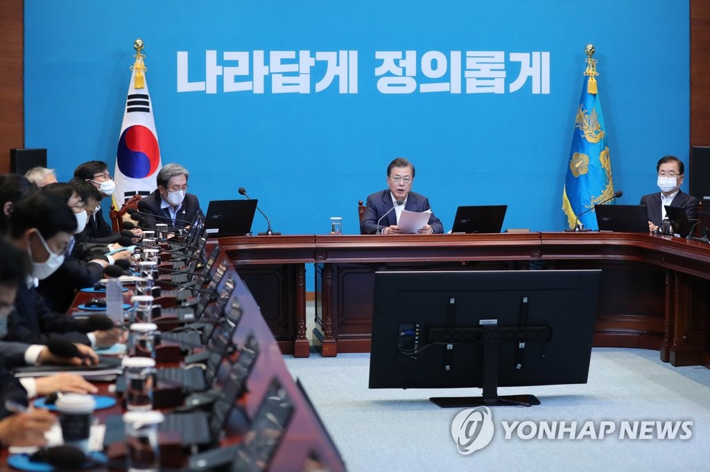 President Moon Jae-in speaks at a meeting with his senior secretaries at Cheong Wa Dae in Seoul on May 4, 2020. (Yonhap)