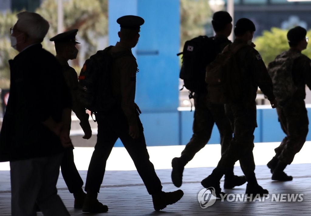 This photo, taken on May 8, 2020, shows service members at Seoul Station after the military resumed allowing enlisted service personnel to go on vacation earlier in the day. (Yonhap) 