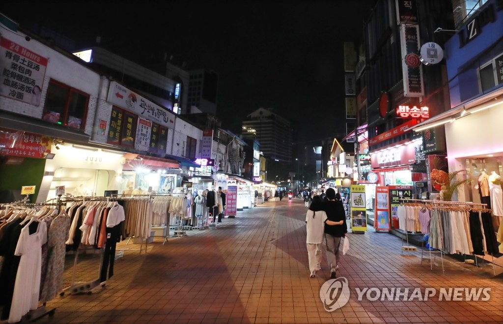 Hongdae, a university district in western Seoul, is relatively empty on May 10, 2020. (Yonhap)