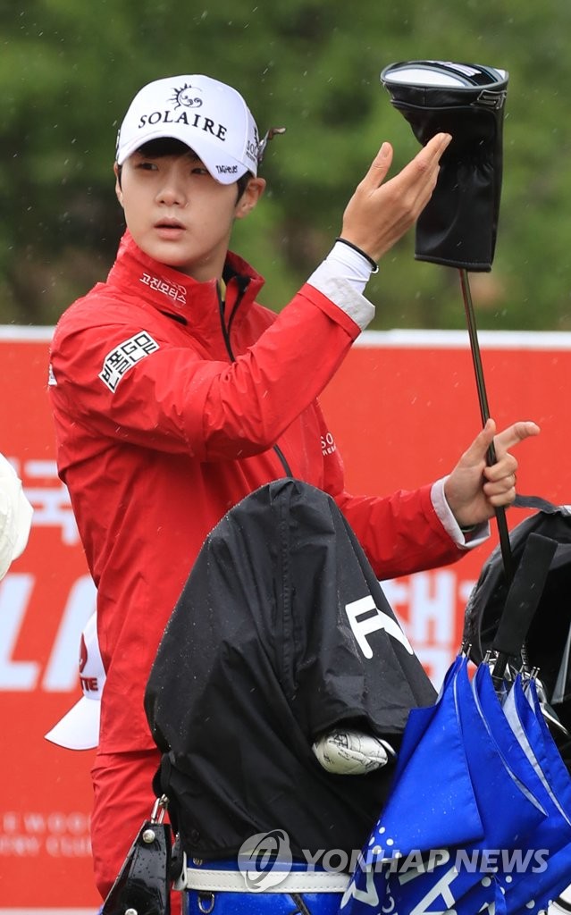 In this file photo from May 15, 2020, Park Sung-hyun prepares to tee off at the first hole during the second round of the Korea Ladies Professional Golf Association Championship at Lakewood Country Club in Yangju, just north of Seoul. (Yonhap)