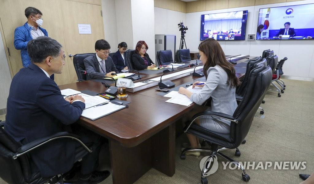 This photo, provided by the Ministry of Health and Welfare, shows South Korean Health Minister Park Neunghoo holding a three-party videoconference with his Chinese and Japanese counterparts at the government complex building in the administrative city of Sejong on May 15, 2020, over cooperation in tackling the new coronavirus. (PHOTO NOT FOR SALE) (Yonhap)