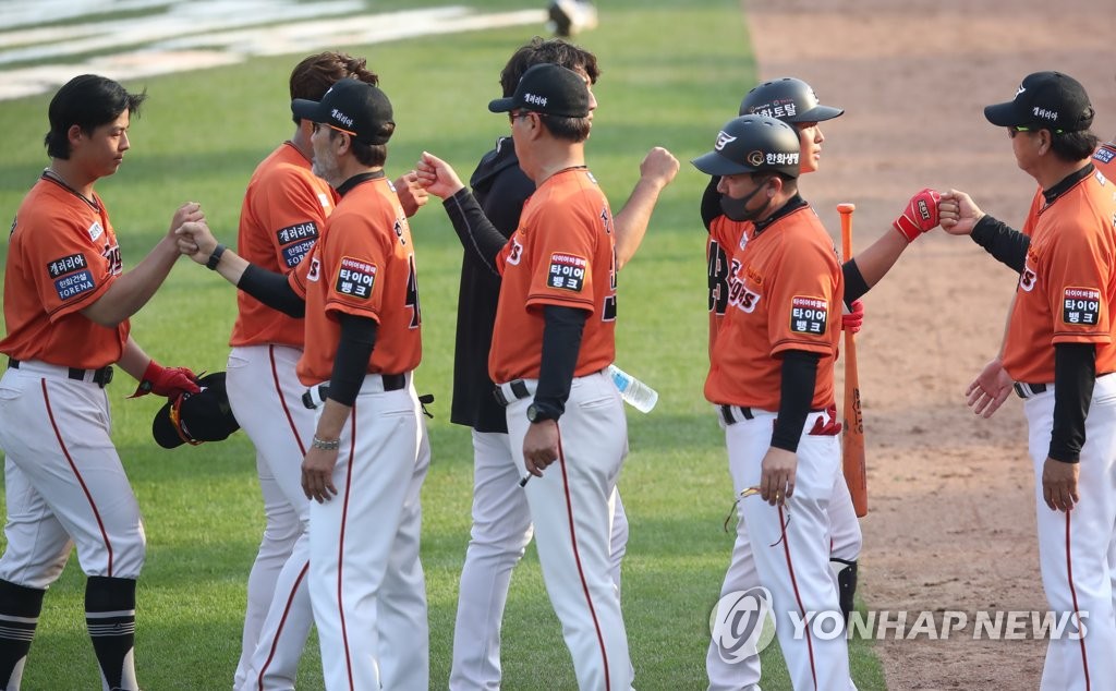 Players and coaches of the Hanwha Eagles celebrate their 5-4 victory over the Lotte Giants in a Korea Baseball Organization regular season game at Hanwha Life Eagles Park in Daejeon, 160 kilometers south of Seoul, on May 17, 2020. (Yonhap)