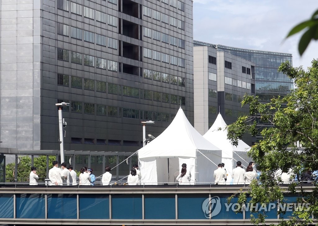 This May 19, 2020, photo shows coronavirus testing facilities set up at a parking lot of Samsung Medical Center in southern Seoul. (Yonhap) 