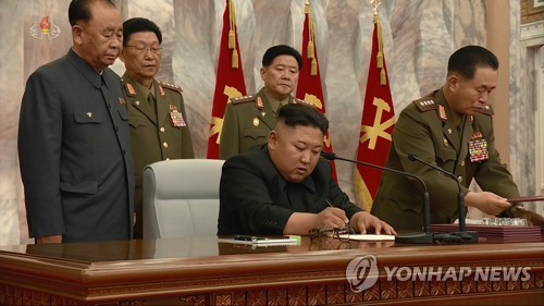문서에 서명하는 북한 김정은 위원장
