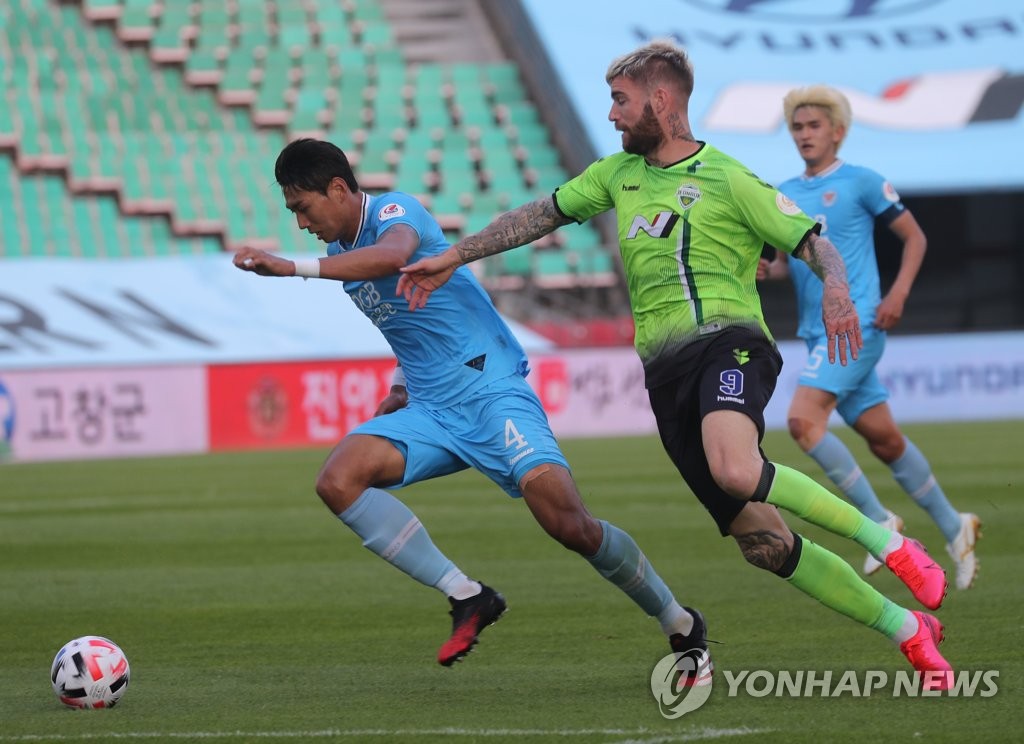 In this file photo from May 24, 2020, Lars Veldwijk of Jeonbuk Hyundai Motors (R) chases Jeong Tae-wook of Daegu FC during their K League 1 match at Jeonju World Cup Stadium in Jeonju, 240 kilometers south of Seoul. (Yonhap)
