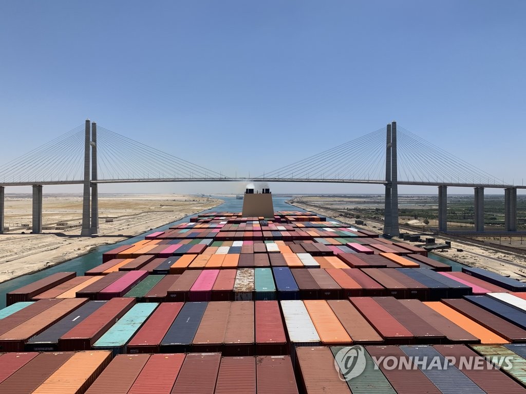 S. Korea-made world's largest container ship transits Suez Canal: Cheong Wa Dae