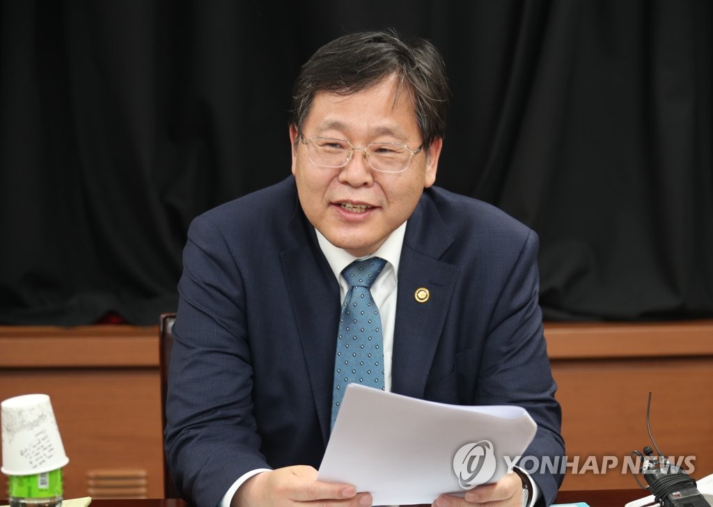 Vice Finance Minister An Il-whan speaks at a meeting with fiscal experts on May 27, 2020. (Yonhap) 
