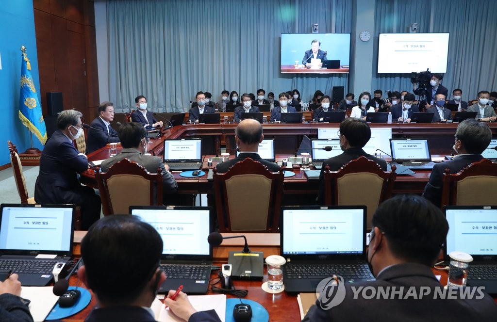 A weekly meeting of President Moon Jae-in and his senior secretaries is under way at Cheong Wa Dae in Seoul on June 8, 2020. (Yonhap)