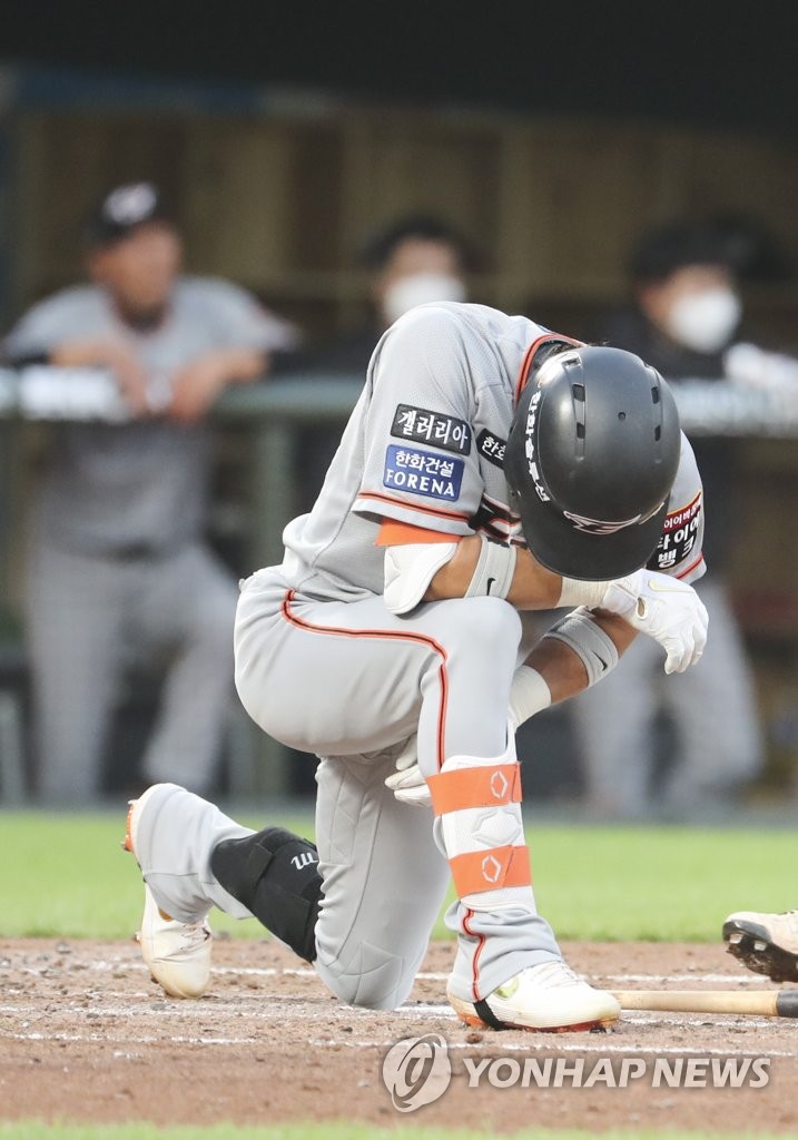 Lee Yong-kyu of the Hanwha Eagles reacts to his pop fly with the bases loaded in the top of the second inning of a Korea Baseball Organization regular season game against the Lotte Giants at Sajik Stadium in Busan, 450 kilometers southeast of Seoul, on June 11, 2020. (Yonhap)