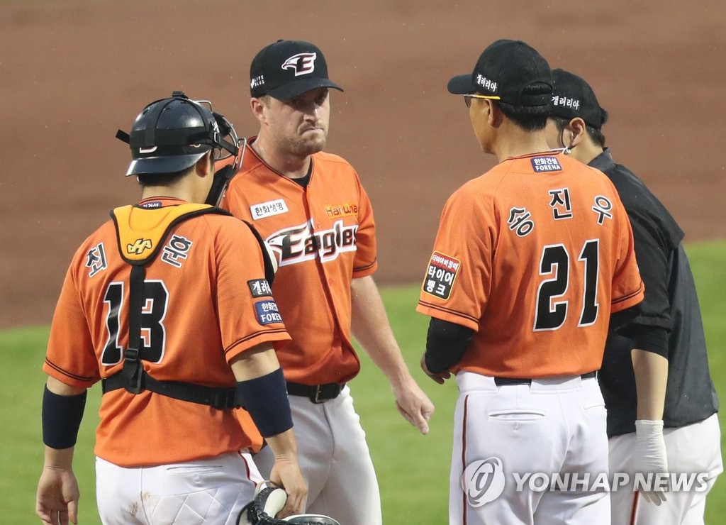 Hanwha Eagles' starter Chad Bell (2nd from L) speaks with pitching coach Song Jin-woo (2nd from R) during a Korea Baseball Organization regular season game against the Doosan Bears at Hanwha Life Eagles Park in Daejeon, 160 kilometers south of Seoul, on June 12, 2020. (Yonhap)