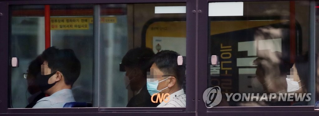 Commuters take a bus to work in central Seoul on June 15, 2020. (Yonhap)