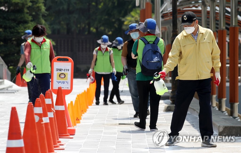 Health workers disinfect a school in Gwangju on June 22, 2020. (Yonhap)