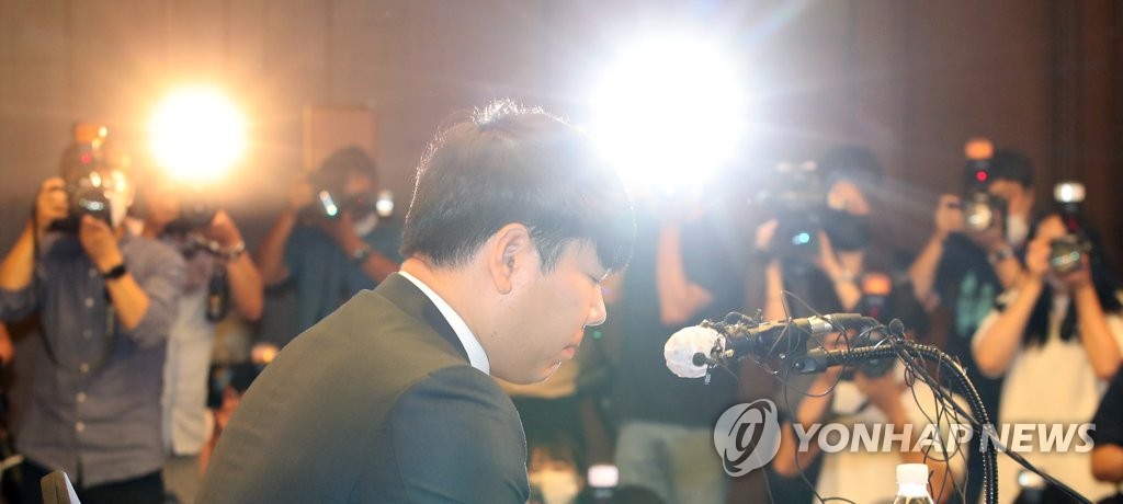 Former major league player Kang Jung-ho speaks at a press conference at a Seoul hotel on June 23, 2020, as he apologizes for his past drunk driving cases in a bid to return to the Korea Baseball Organization. (Yonhap)