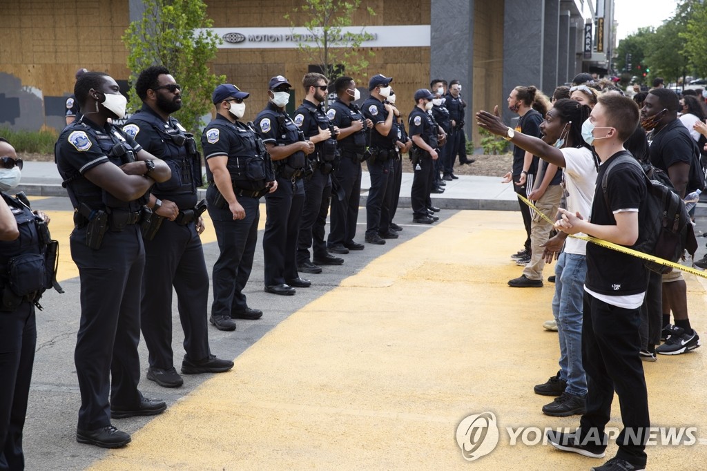 백악관 인근에서 경찰과 대치 중인 '인종차별' 항의 시위대