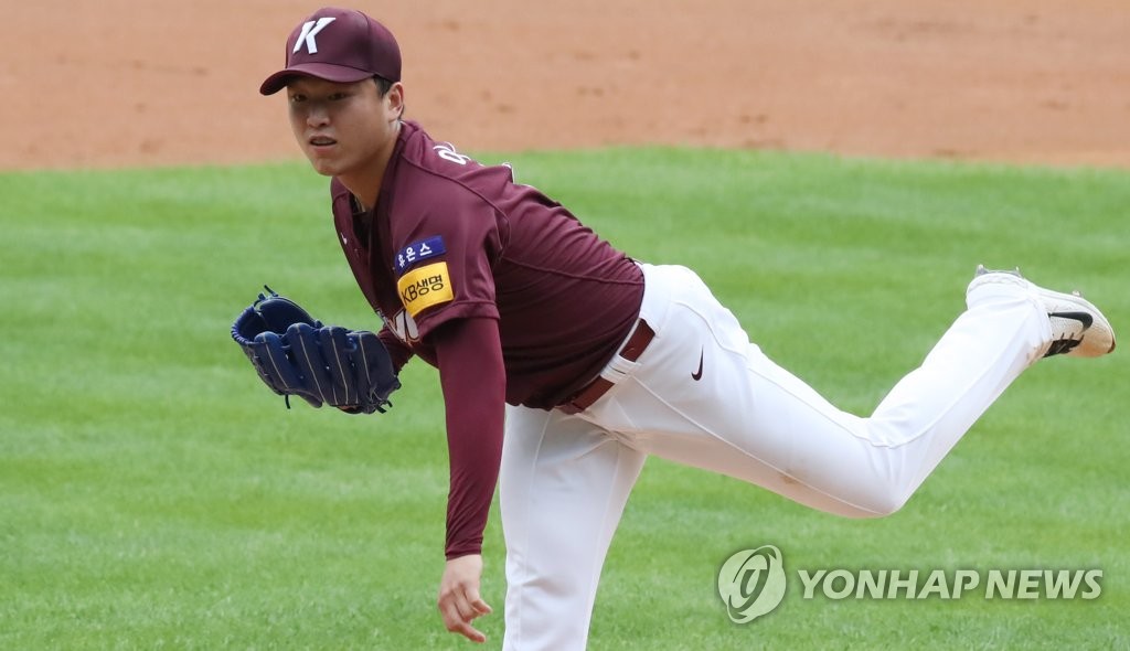 Lee Seung-ho of the Kiwoom Heroes pitches against the LG Twins in the first game of their Korea Baseball Organization double header at Jamsil Baseball Stadium in Seoul on June 25, 2020. (Yonhap)