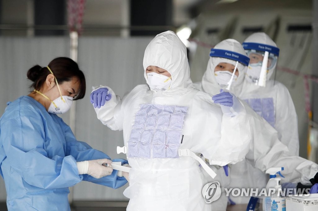 무더위에 냉조끼 입는 선별진료소 의료진 [연합뉴스 자료사진, 광주 북구 제공. 재판매 및 DB 금지] 