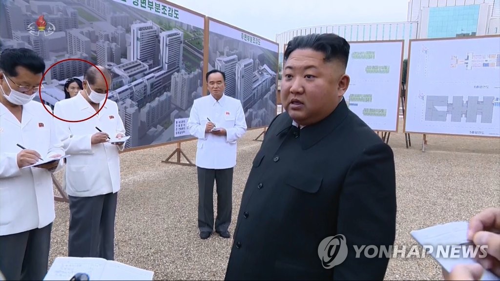 El líder norcoreano Kim Jong-un (derecha) asiste al sitio de construcción de un proyecto para construir un hospital general en Pyongyang en estas imágenes de la Televisión Central Coreana del Norte el 20 de julio de 2020. (Para uso exclusivo en la República de Corea. No Redistribución) (Yonhap)