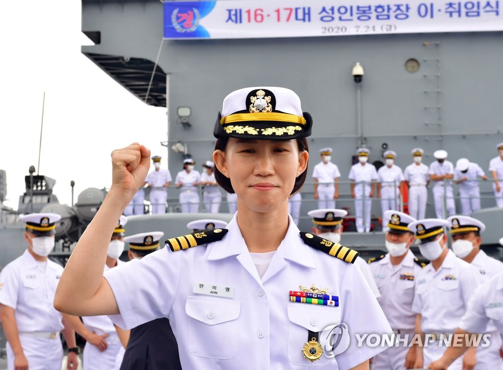 海軍初　女性の揚陸艦艦長