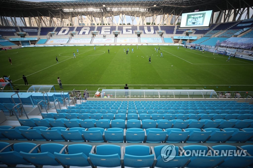A K League 1 match between Daegu FC and Busan IPark takes place at an empty Forest Arena in Daegu, 300 kilometers southeast of Seoul, on July 26, 2020. (Yonhap)
