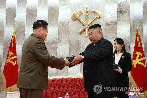 기념 권총 수여하는 김정은 국무위원장