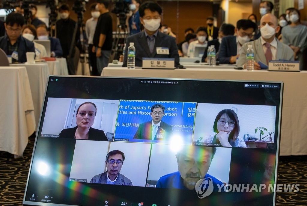 Attendees at an international forum in Seoul listen to a group of experts on East Asian history from Australia, Japan, Taiwan, the United States and South Korea, brought together through teleconference on July 29, 2020. The forum was on the topic of Japan's revisionist rhetoric and policies pertaining to the forced labor that took place at the 23 UNESCO-designated sites of Japan's Meiji Industrial Revolution. (Yonhap)