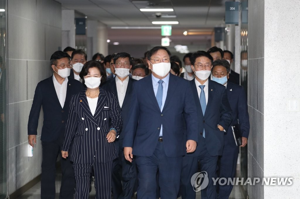 Government, Democratic Party and Cheong Wa Dae officials make their way to a meeting on reforms of state agencies on July 30, 2020. (Yonhap)