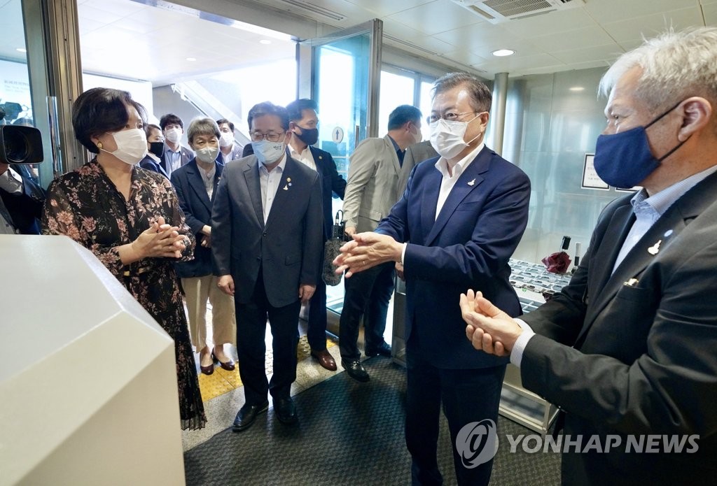 In museum tour, Moon checks virus measures, encourages people to return to life as normal