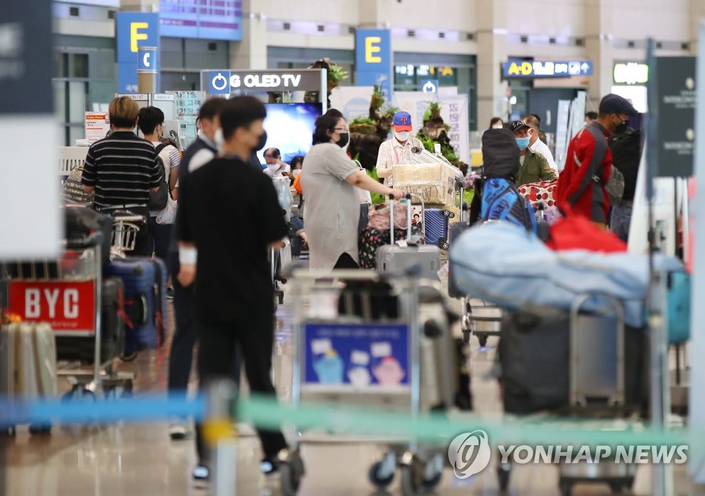 This photo, taken on July 31, 2020, shows international arrivals waiting for transportation options at Incheon International Airport, South Korea's main gateway west of Seoul. (Yonhap)