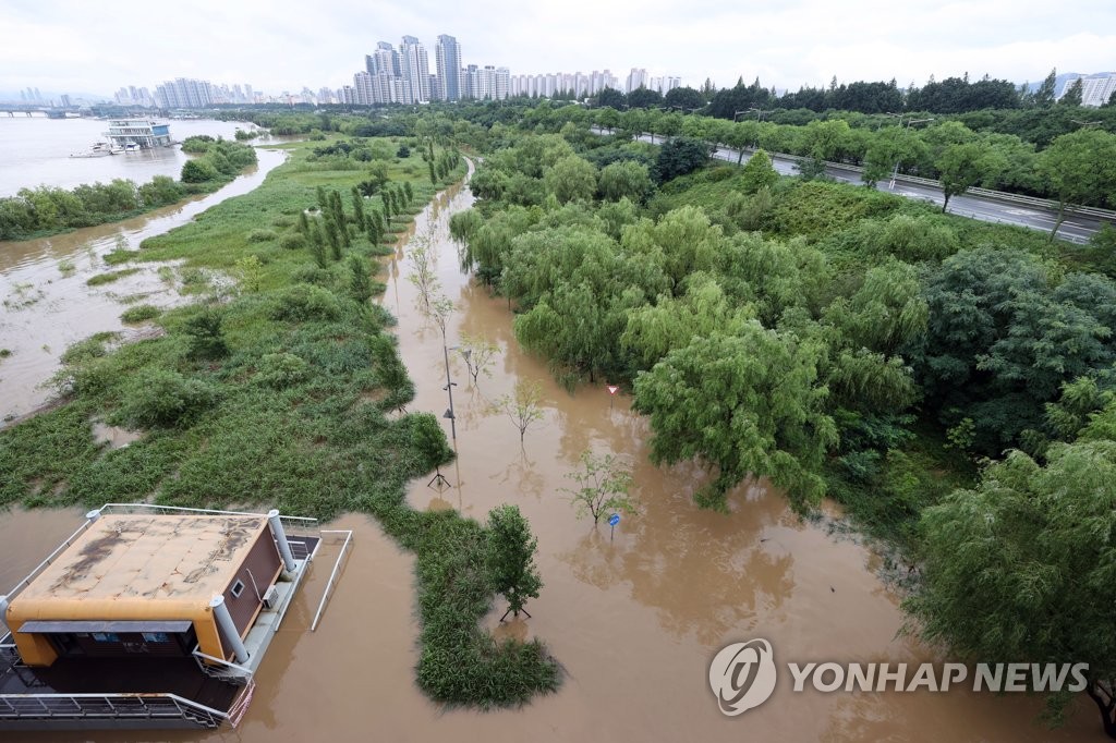 Most areas of a park by Han River in Seoul are under water following heavy rain across South Korea on Aug. 3, 2020. (Yonhap)