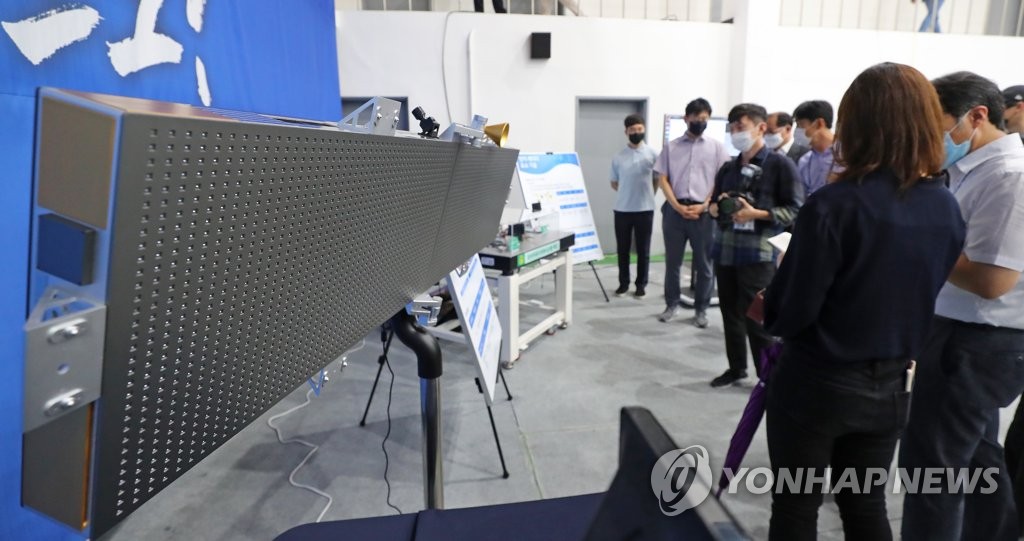 This photo, taken on Aug. 5, 2020, shows a model of an ultra small-sized satellite South Korea is developing to better monitor North Korea's military activities on display at the state-run Agency for Defense Development's defense systems test center in the western coastal city of Taean. (Yonhap)