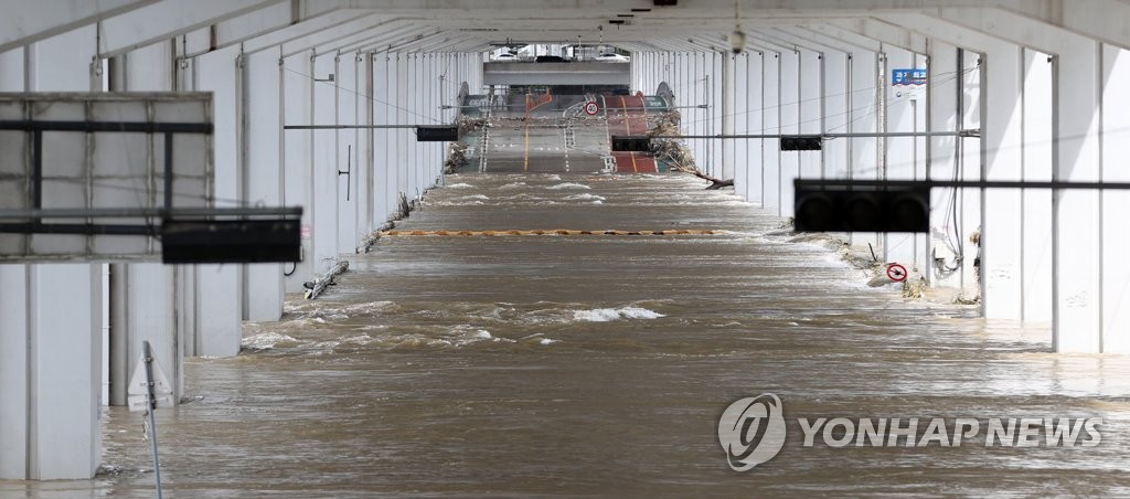 Le pont Jamsu sur le fleuve Han, à Séoul, est inondé pour huitième jour consécutif, le lundi 10 août 2020, sur fond de fortes pluies.