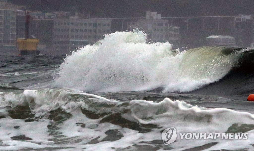 High waves are seen at Haeundae Beach in the southeastern port city of Busan on Aug. 10, 2020, as Typhoon Jangmi moved northward. (Yonhap) 