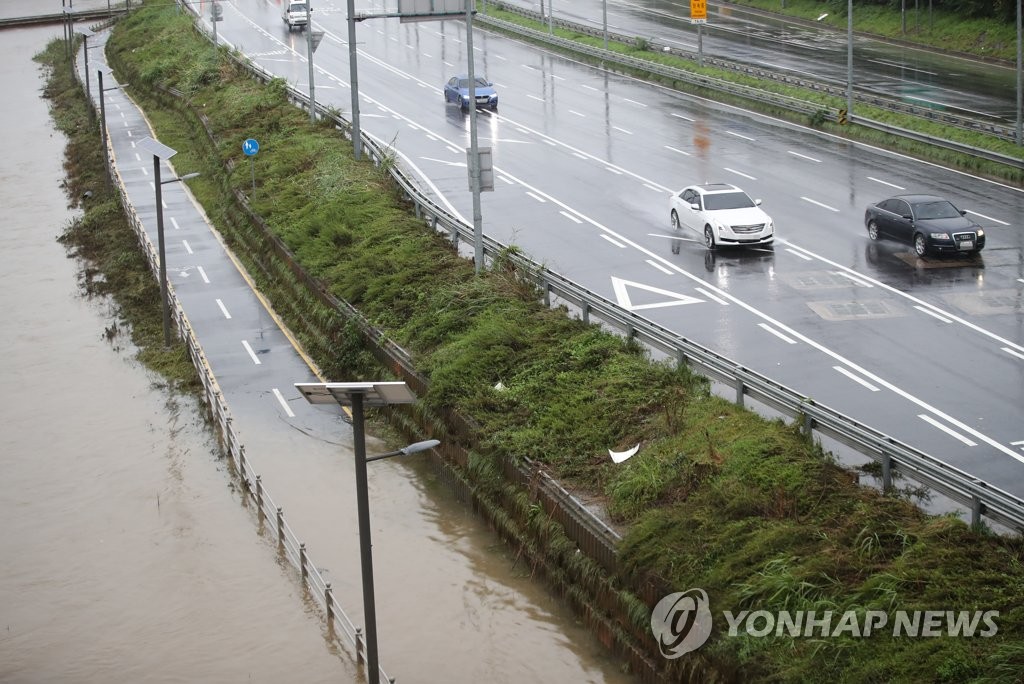 This undated file photo shows a section of the Dongbu Expressway on a rainy day. (Yonhap)