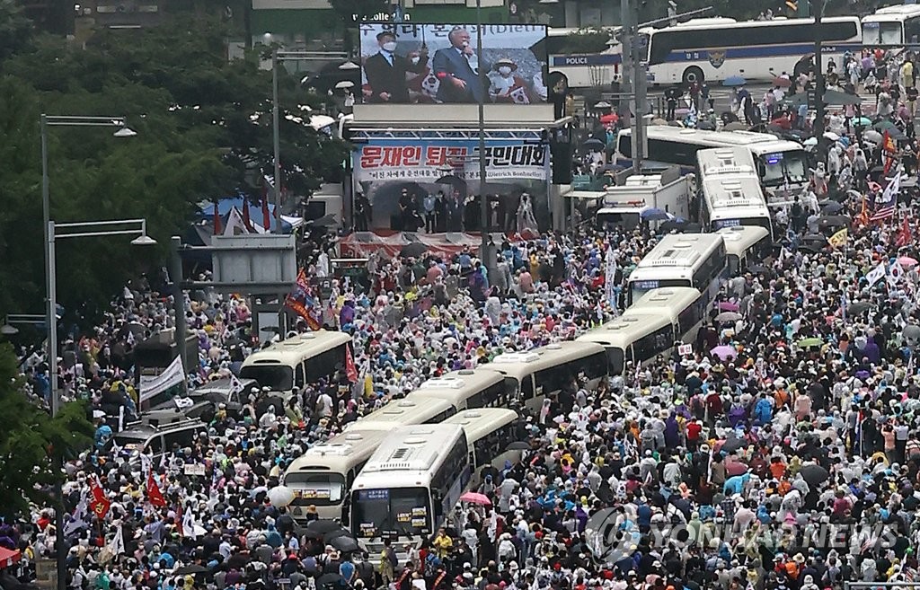 Thousands of people attend an anti-government rally in central Seoul on Aug. 15, 2020. (Yonhap)