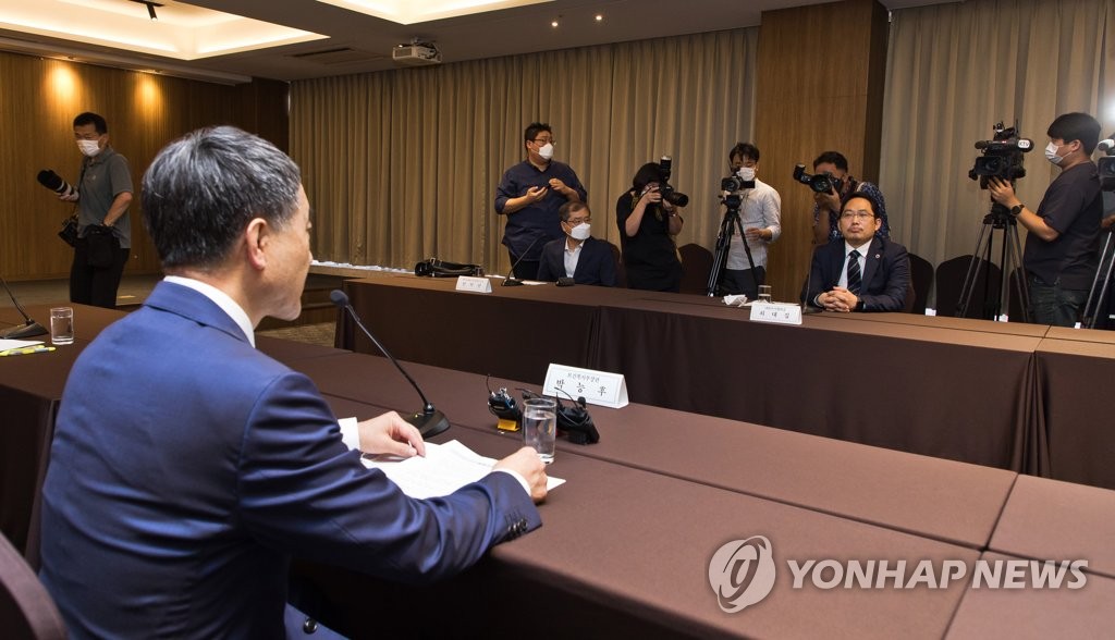 Health and Welfare Minister Park Neunghoo (L) and Korea Medical Association president Choi Dae-zip hold talks in Seoul on Aug. 19, 2020, seeking middle ground on the government's medical sector reform plan. (Pool photo) (Yonhap) 
