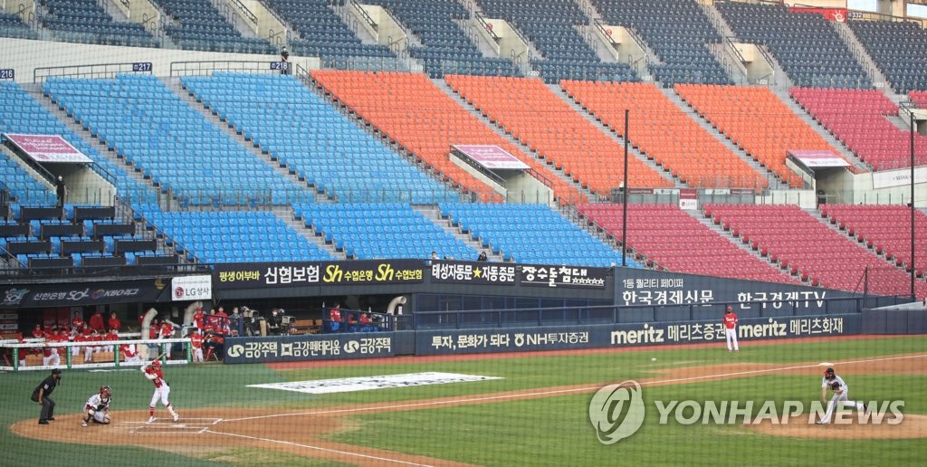 This photo taken on Aug. 19, 2020, shows a game between South Korean baseball clubs Kia Tigers and LG Twins held at a baseball stadium in eastern Seoul without fans. (Yonhap)