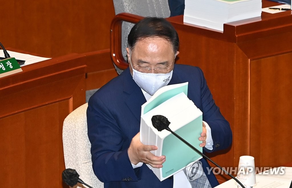 Finance Minister Hong Nam-ki attends a parliamentary meeting on Aug. 24, 2020. (Yonhap)
