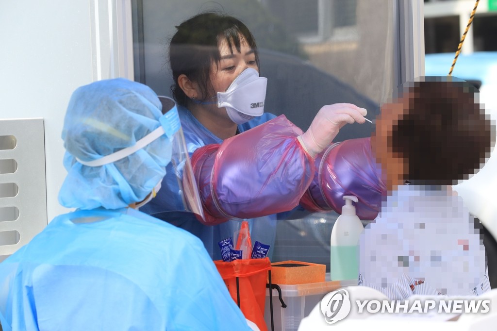A health worker collects a swab sample from a citizen at a virus screening clinic in Seogwipo, Jeju Island, South Korea, on Aug. 28, 2020. (Yonhap)