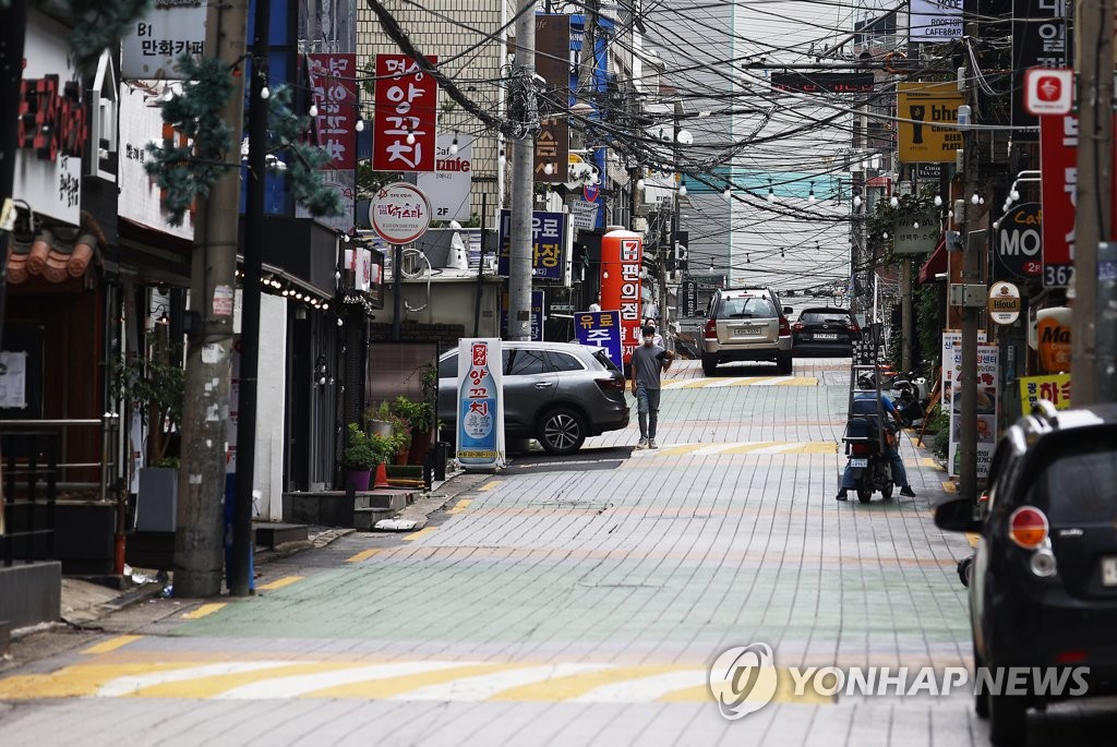 A street lined with restaurants is nearly empty during lunchtime in Seoul's Seodaemun Ward on Aug. 28, 2020, as fewer people go out for lunch amid the coronavirus pandemic. (Yonhap)
