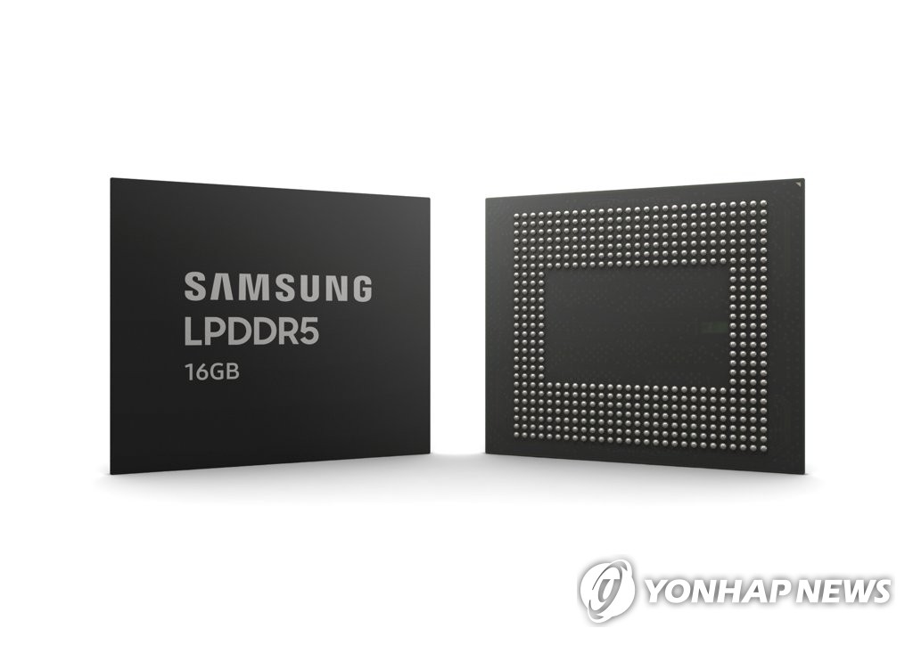 This photo provided by Samsung Electronics Co. on Feb. 25, 2020, shows the company's 16GB LPDDR5 mobile DRAM chips. (PHOTO NOT FOR SALE) (Yonhap)