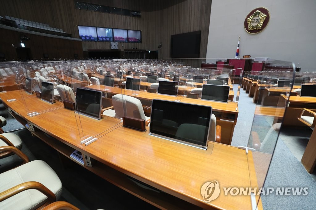 This file photo provided by the National Assembly shows transparent plastic dividers installed between seats at the plenary meeting hall on Aug. 30, 2020. (PHOTO NOT FOR SALE) (Yonhap)