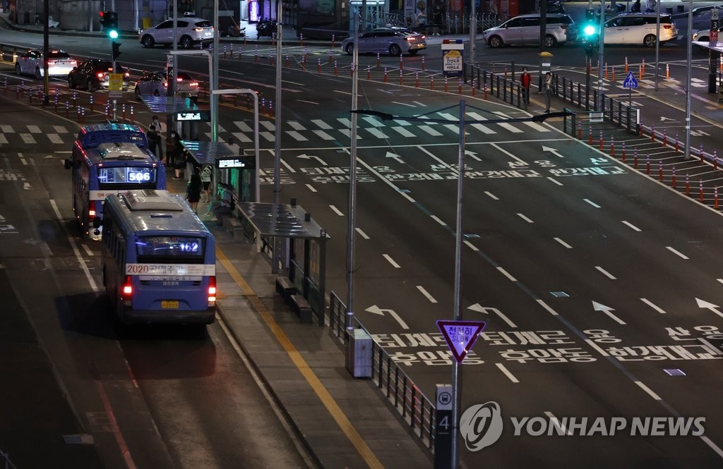 심야 시간 서울역 버스환승센터에 정차한 시내버스