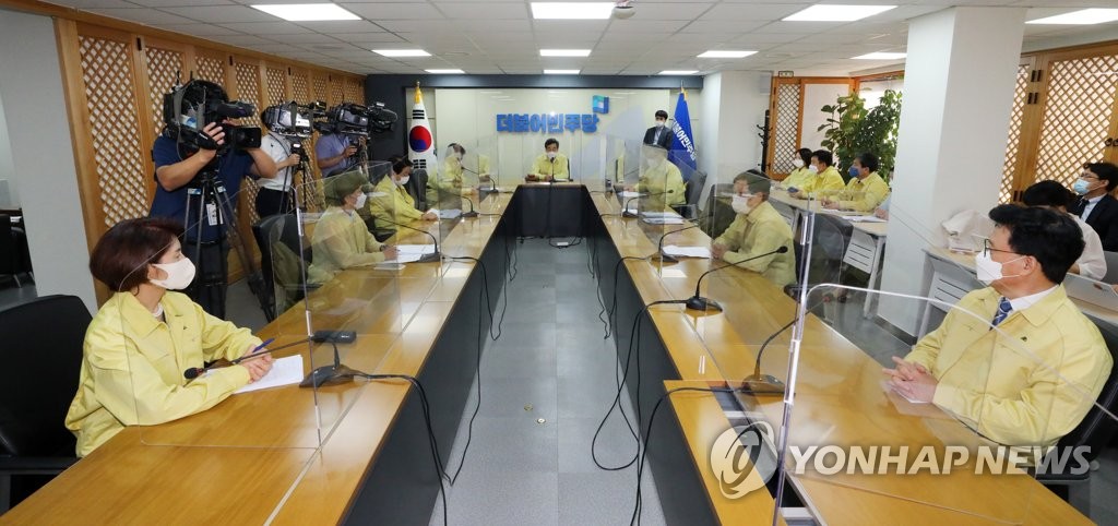 This file photo shows a meeting of the Democratic Party's top council, chaired by the party's chairman, Rep. Lee Nak-yon, on Sept. 4, 2020. (Yonhap)