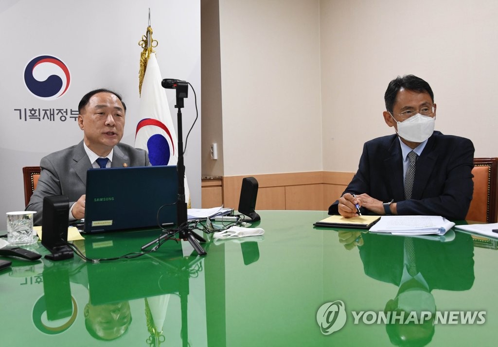 South Korean Finance Minister Hong Nam-ki (L) holds a teleconference with Fitch Ratings from an office in Seoul late on Sept. 4, 2020, in this photo provided by his office on Sept. 5. The minister stressed that the government is closely monitoring fiscal health data and taking active steps to bolster growth. (PHOTO NOT FOR SALE) (Yonhap) 