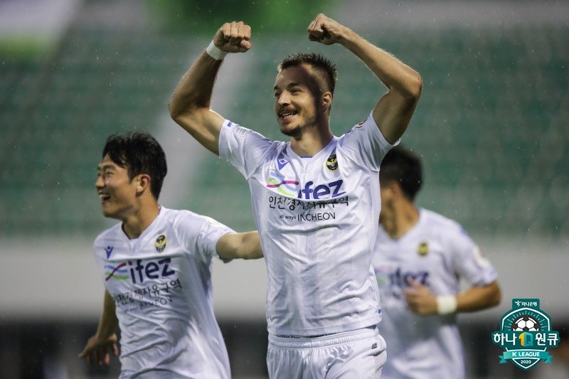 Stefan Mugosa of Incheon United celebrates his goal against Gangwon FC during a K League 1 match at Gangneung Stadium in Gangneung, 230 kilometers east of Seoul, on Sept. 6, 2020, in this photo provided by the Korea Professional Football League. (PHOTO NOT FOR SALE) (Yonhap)