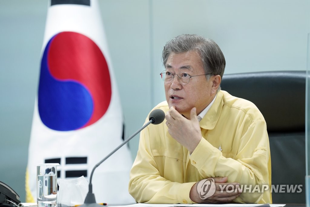President Moon Jae-in holds an emergency meeting on typhoon damage at the national crisis response center inside Cheong Wa Dae in Seoul on Sept. 7, 2020, in this photo provided by his office. (PHOTO NOT FOR SALE) (Yonhap)