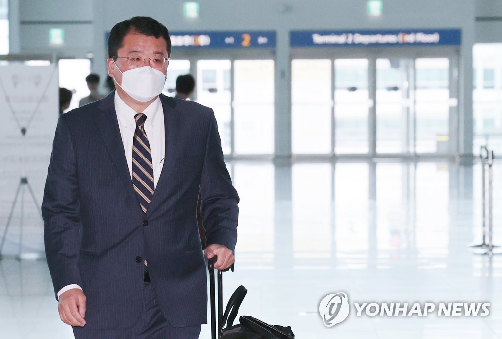 South Korean Vice Foreign Minister Choi Jong-kun heads to the departure gate at South Korea's Incheon International Airport on Sept. 9, 2020 (Seoul time) to head for Washington, where he is scheduled to meet with his U.S. counterpart, Stephen Biegun. (Yonhap)